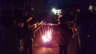 und schon geht es mit dem Stockbrot an den Feuerkorb, das macht spass und schmeckt